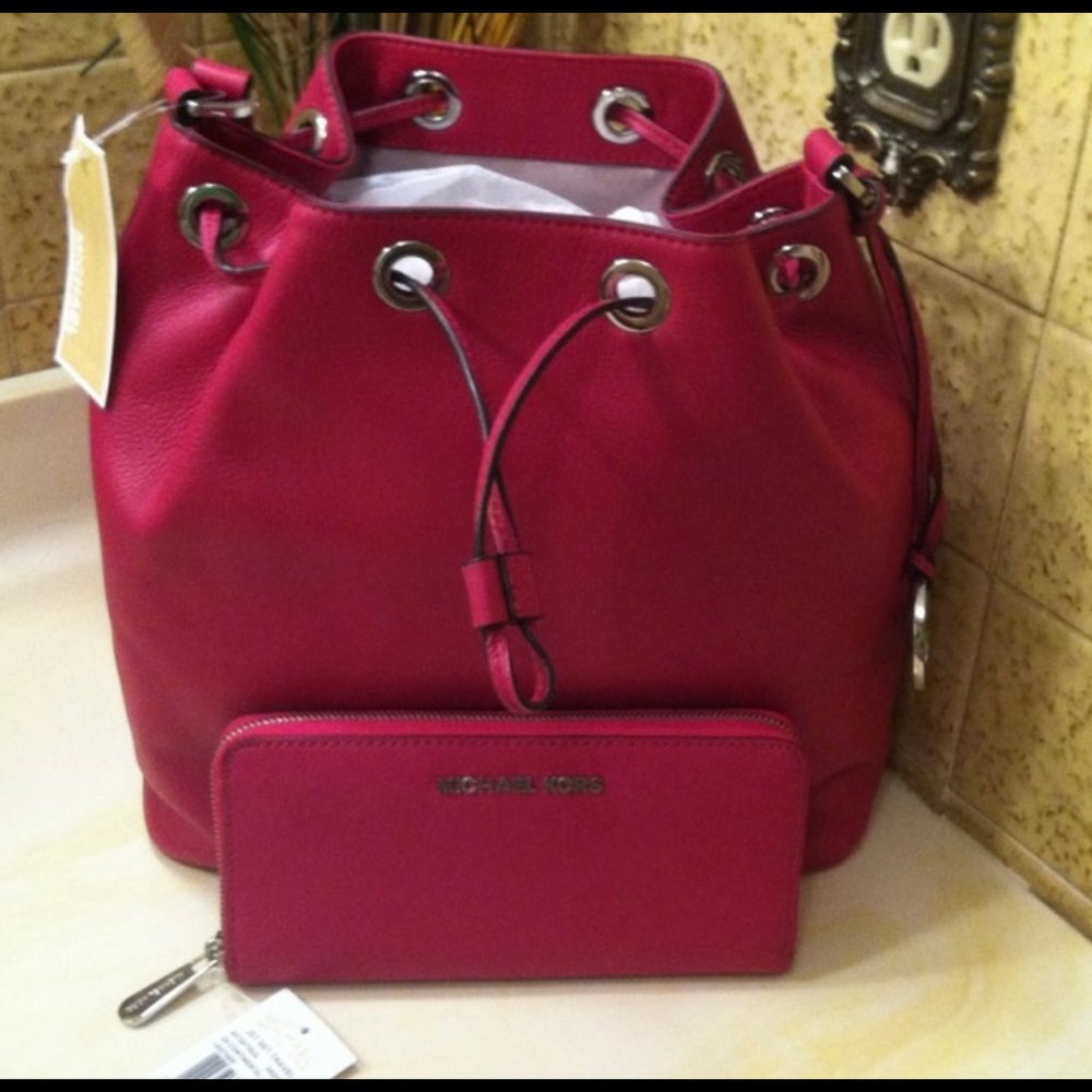 MICHAEL KORS.. BAG AND WALLET Like new condition! MOVING DRASTICALLY REDUCED..,